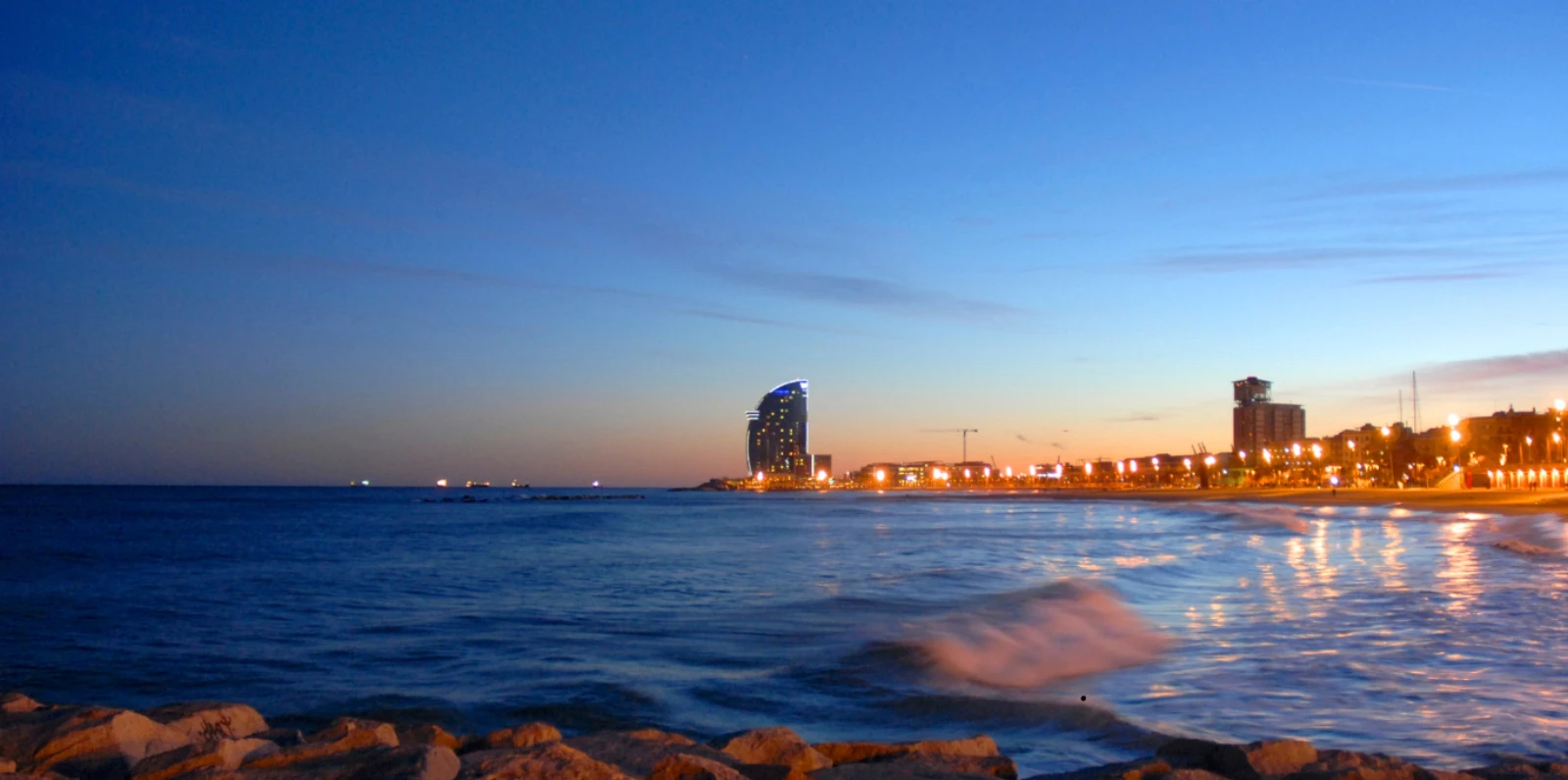 Atardecer en la playa de Barcelona, la verdad del sol