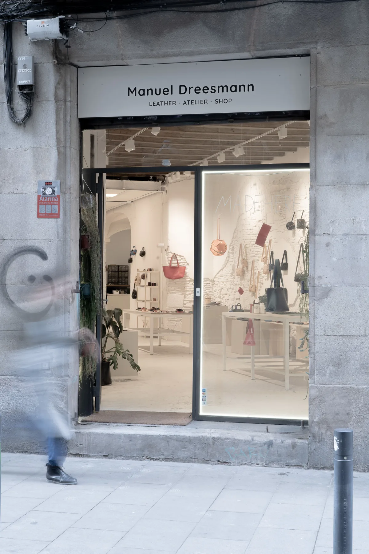 Façana d'Atelier Madre al Carrer del Rec amb el rètol Manuel Dreesmann Leather Atelier Shop i l'interior visible des del carrer