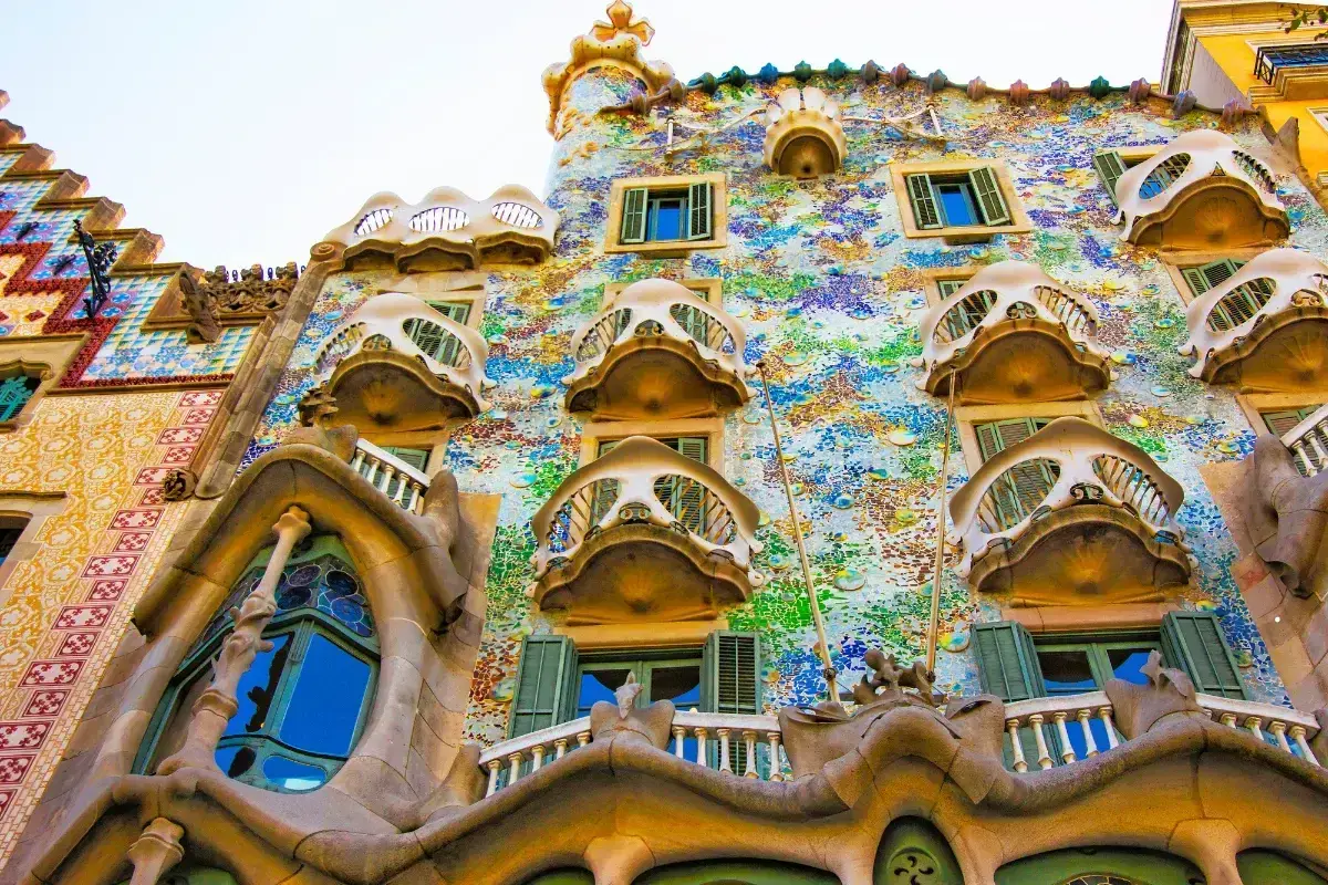 Fachada policromada de Casa Batlló en el Paseo de Gracia, Barcelona