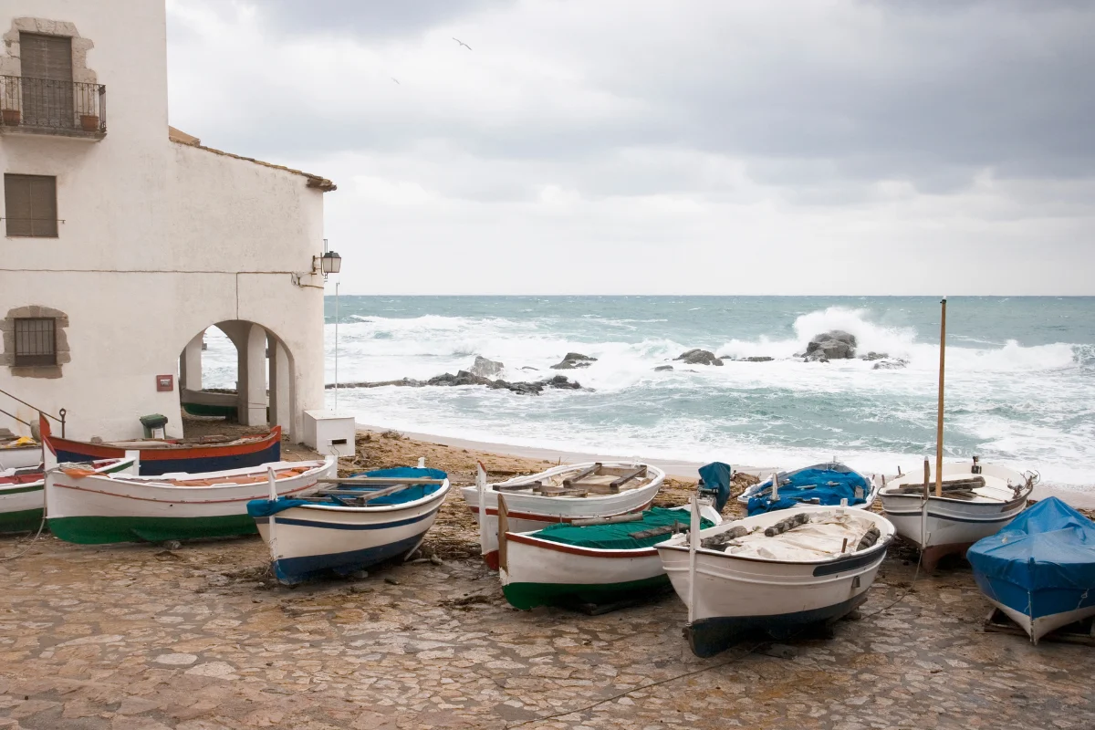 Cala Aiguablava en Begur con aguas turquesas y acantilados de la Costa Brava