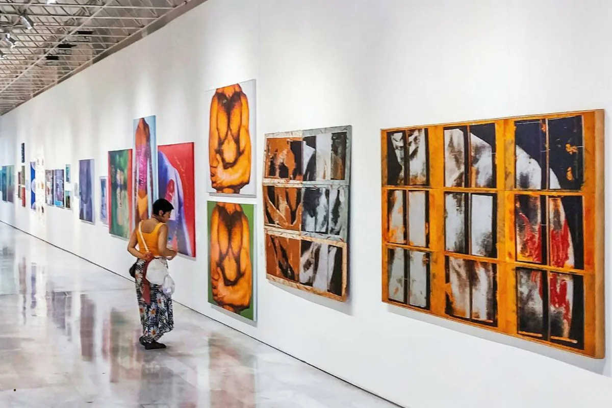 Galerías de arte en el Eixample de Barcelona, eje Consell de Cent con fachadas modernistas