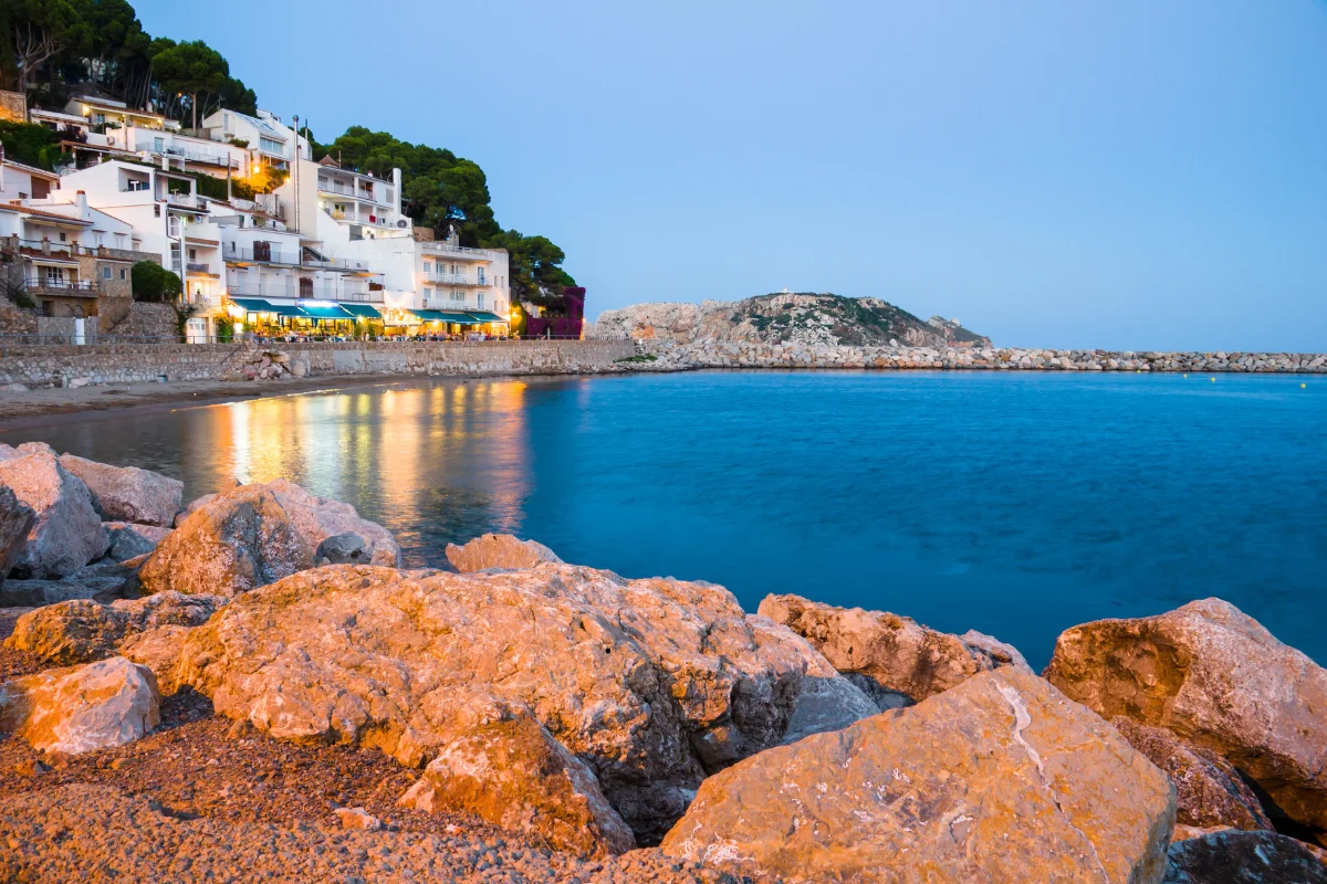 Ruinas del foro de la ciudad romana de Empúries con el Mediterráneo al fondo, L'Escala Costa Brava