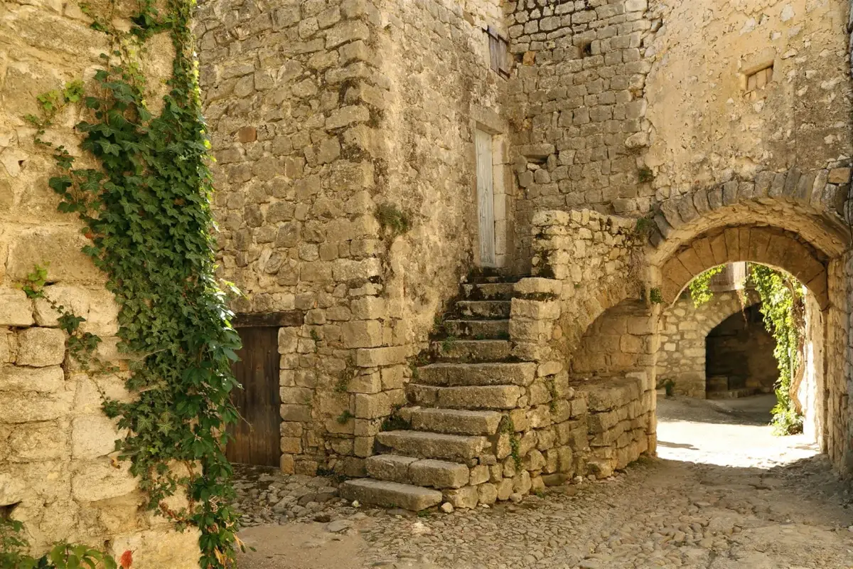 Vista del casco antiguo de Pals con la Torre de les Hores y las casas de piedra arenisca dorada al atardecer
