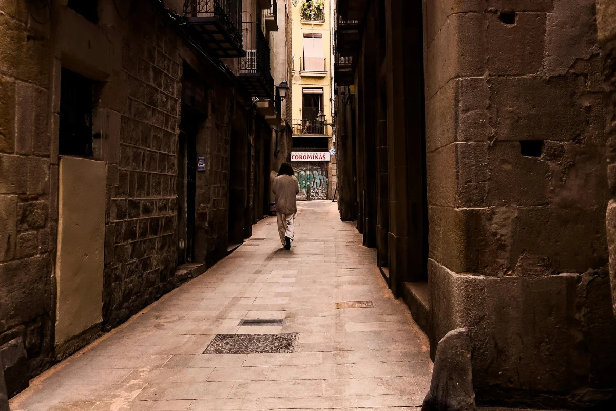 Ruta por Gràcia a pie, plazas, tiendas y vermut en dos horas