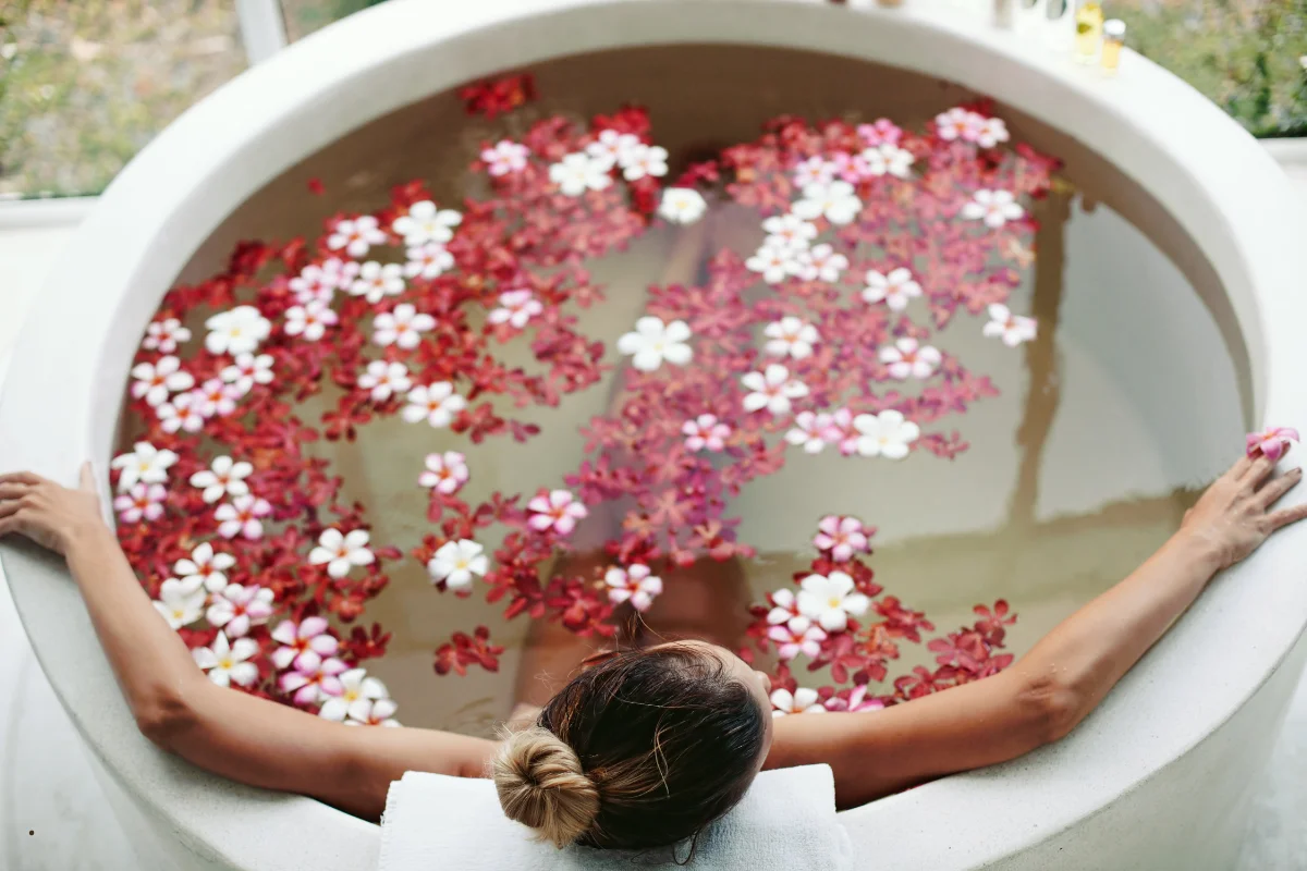 Interior de AIRE Ancient Baths Barcelona con piscina termal iluminada con velas en almacén del siglo XVIII