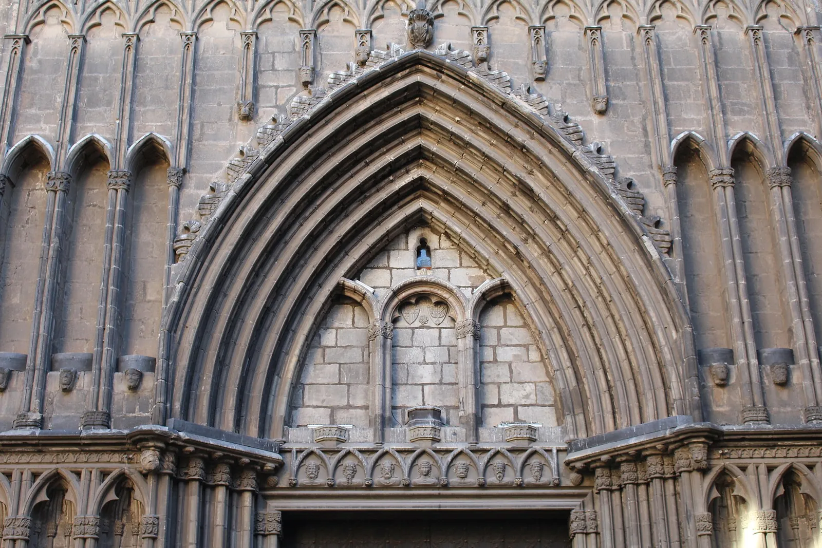 Portada gótica de la basílica de Santa Maria del Pi