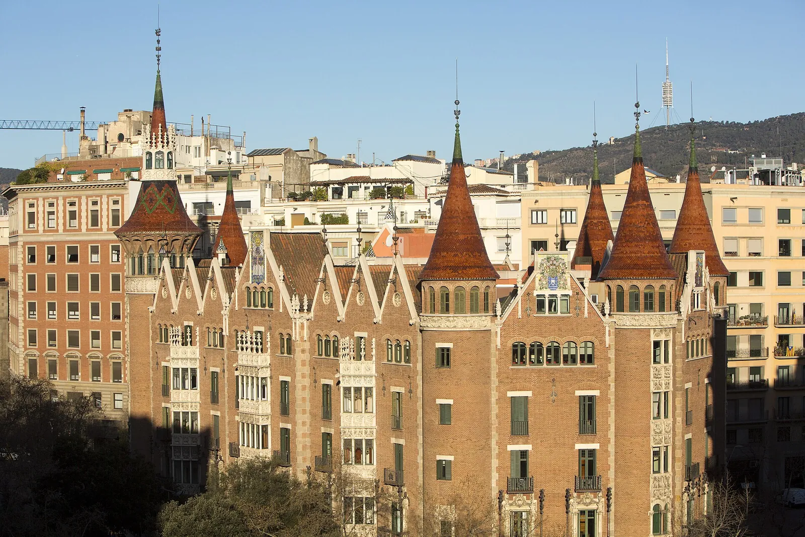 Torres puntiagudas de la Casa de les Punxes, en la Diagonal