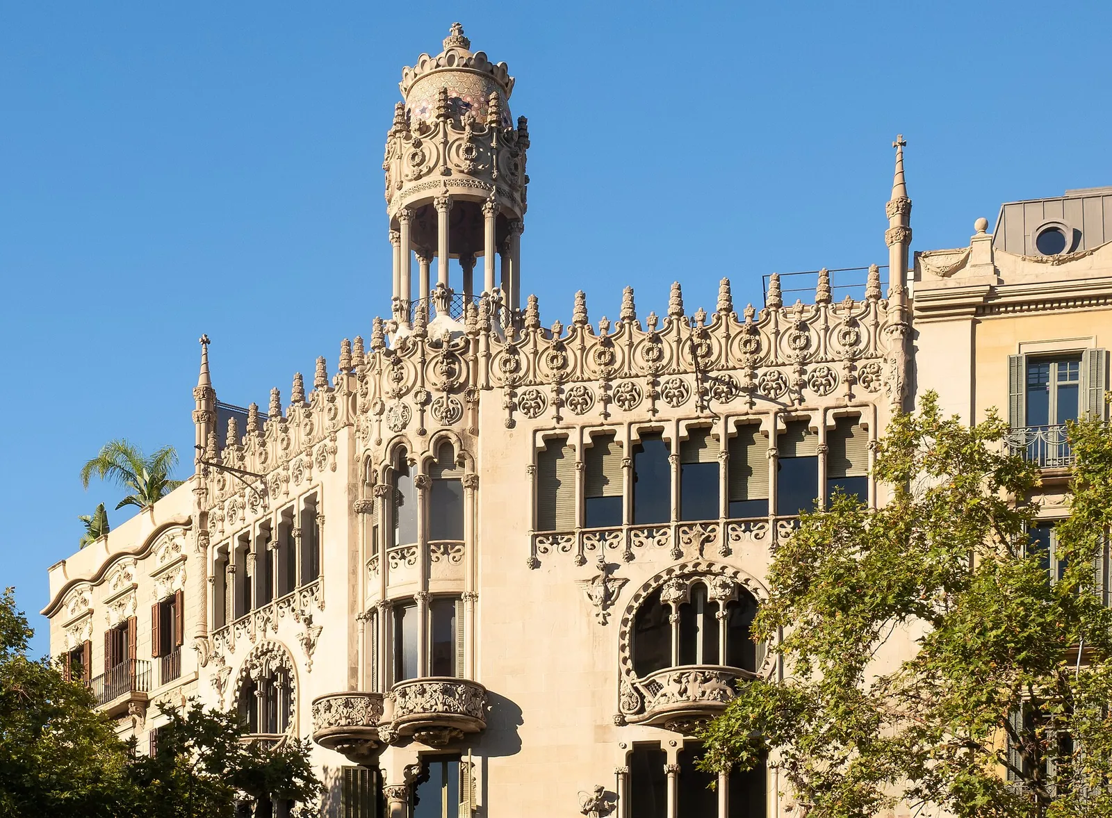 Parte alta de la fachada modernista de la Casa Lleó i Morera, en el passeig de Gràcia