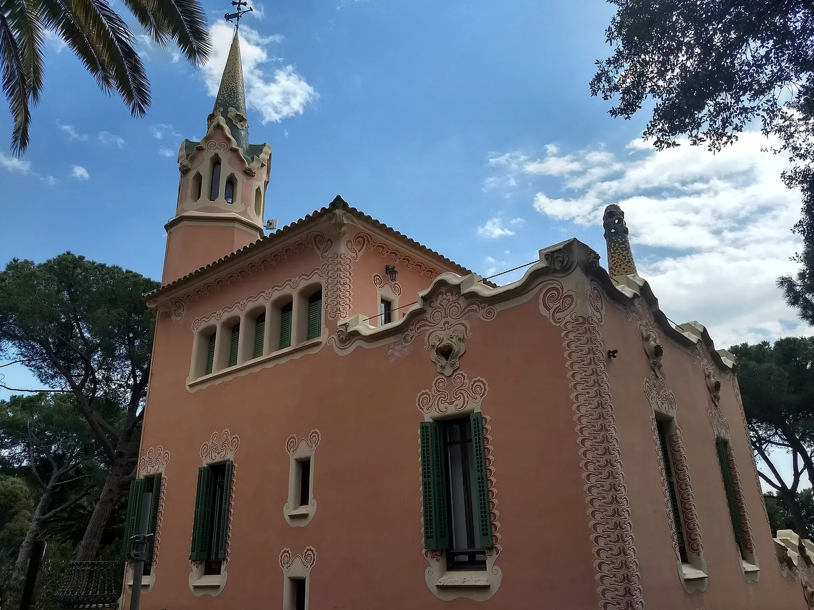 Casa rosa con torre de la Casa Museu Gaudí, dentro del Park Güell