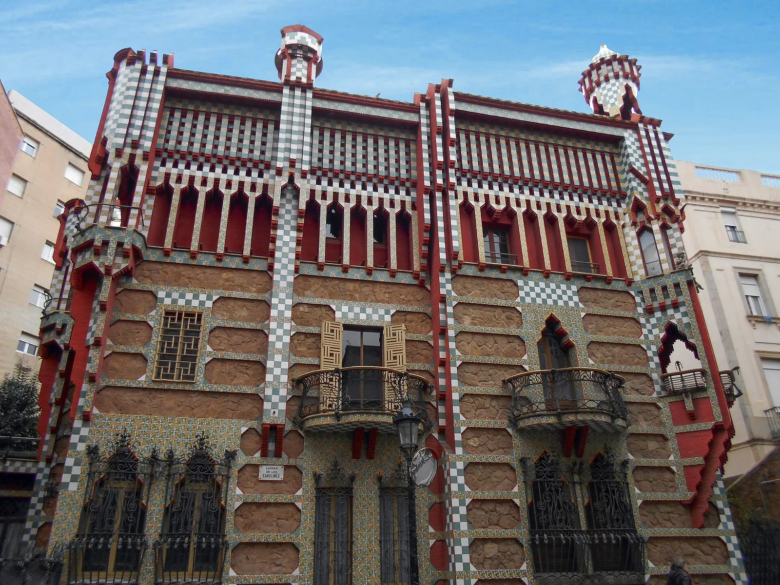 Fachada de ladrillo y cerámica de colores de la Casa Vicens de Gaudí, en Gràcia