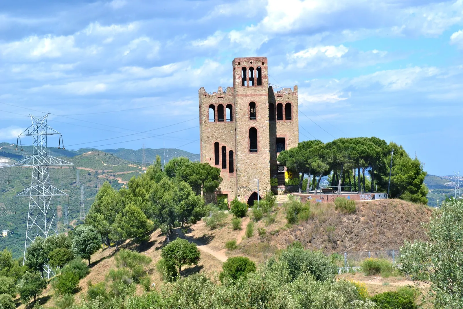 Castell de Torre Baró sobre la colina, en Nou Barris