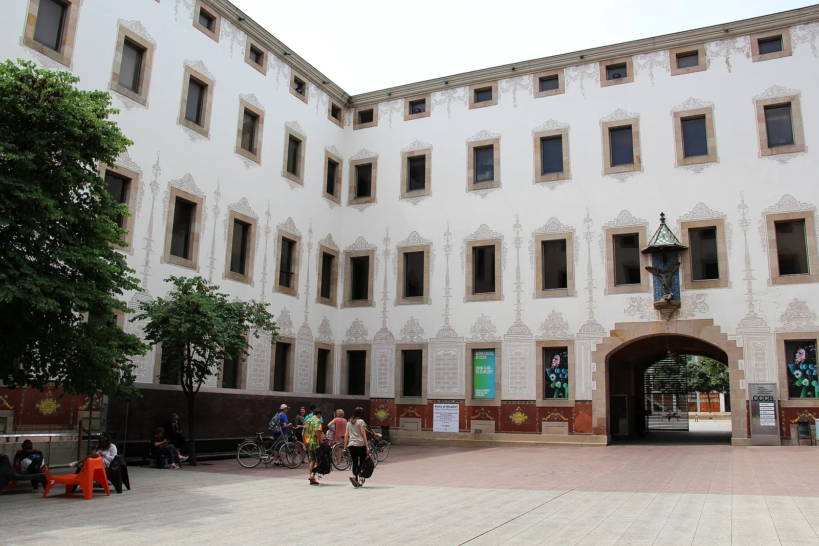 Patio del CCCB, en el Raval, con la fachada de la antigua Casa de la Caritat
