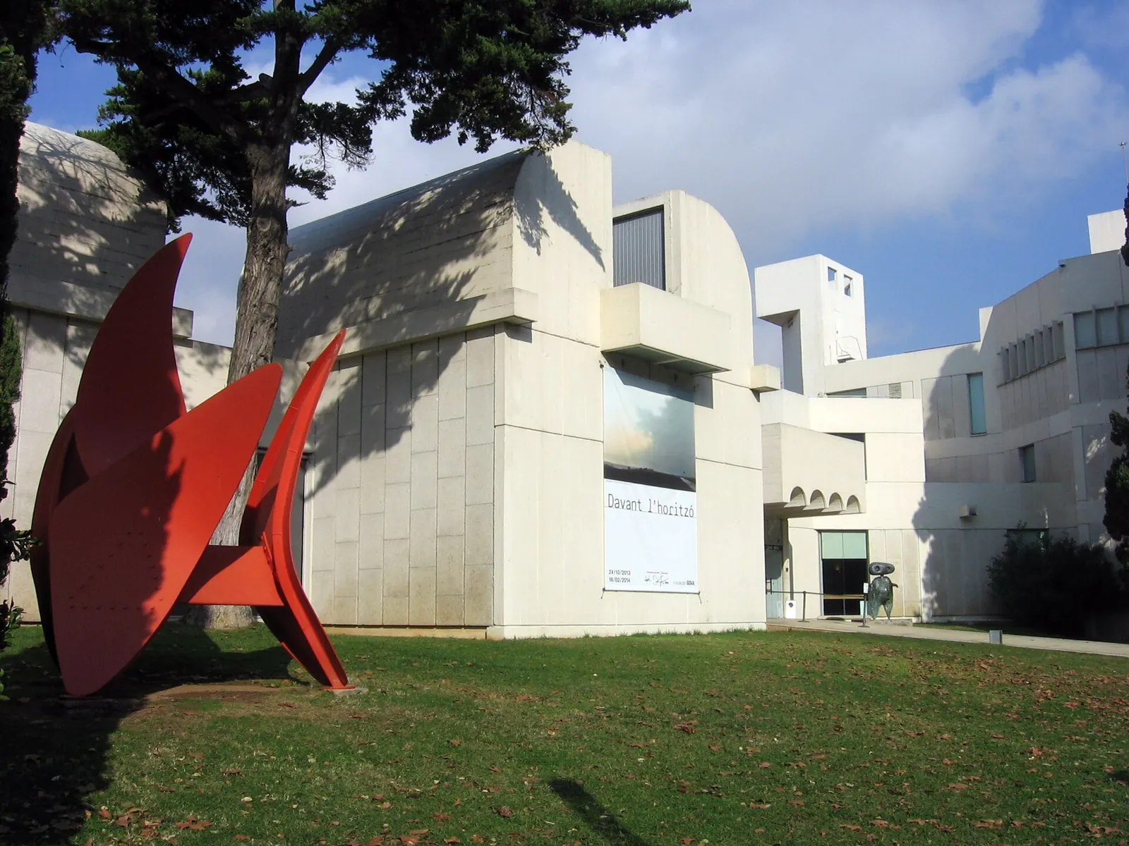 Edificio blanco de la Fundació Joan Miró en Montjuïc, con una escultura roja en el jardín