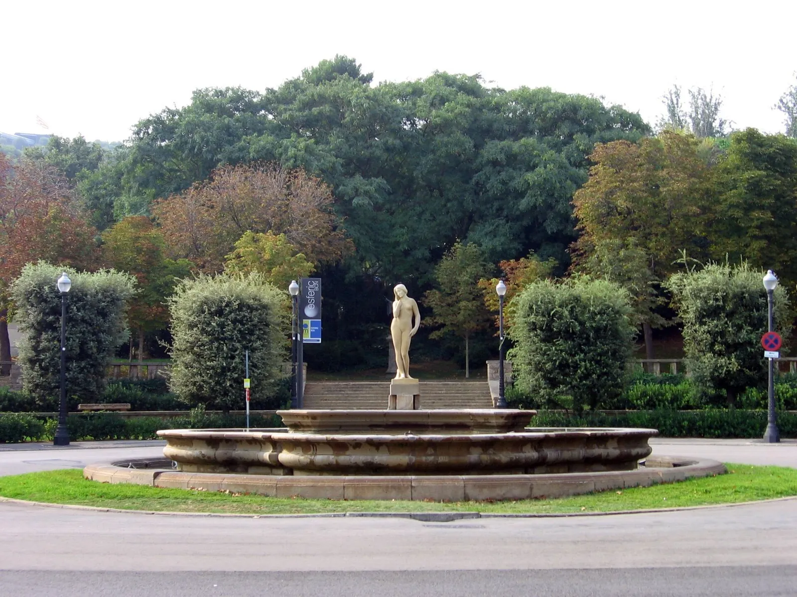 Fuente con estatua en los Jardins de Joan Brossa, en Montjuïc