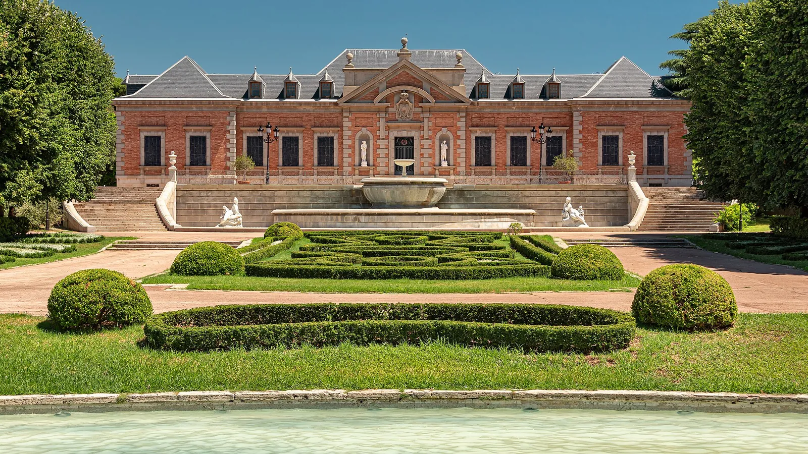 Palauet Albéniz y parterres de los Jardins de Joan Maragall
