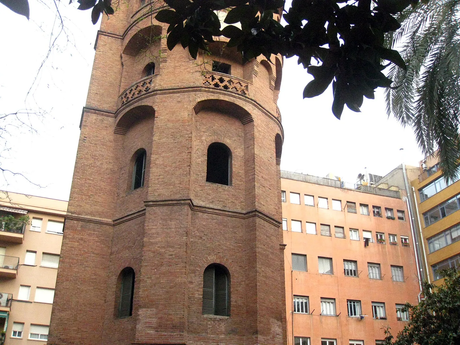 Torre de ladrillo del antiguo depósito de agua del Eixample, en los Jardins de la Torre de les Aigües