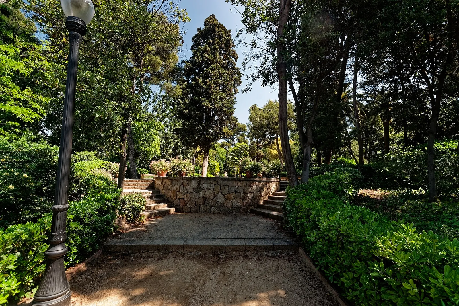 Escalinata y vegetación de los Jardins de Laribal, en Montjuïc