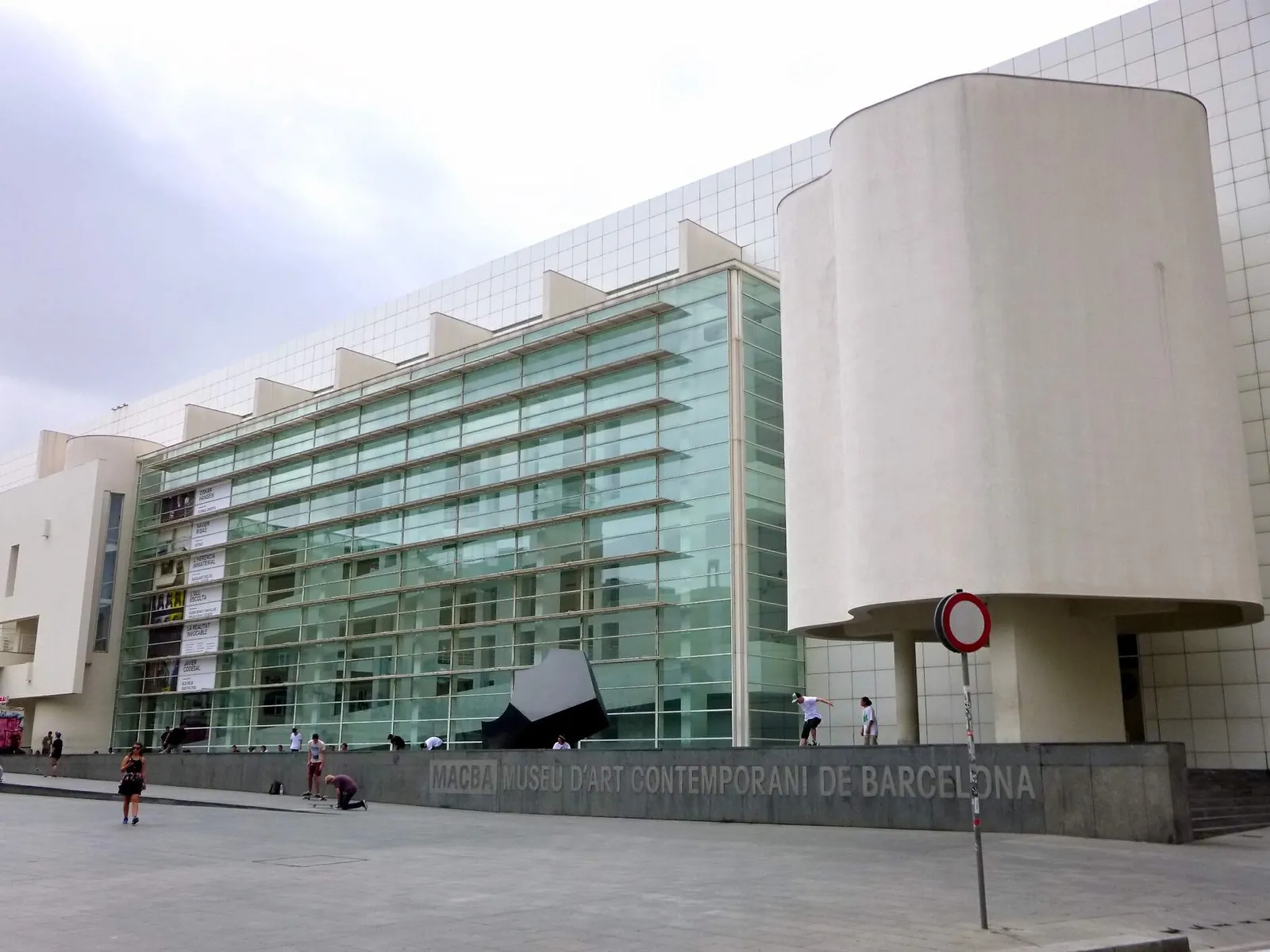 Fachada blanca y acristalada del MACBA de Richard Meier, en la plaça dels Àngels