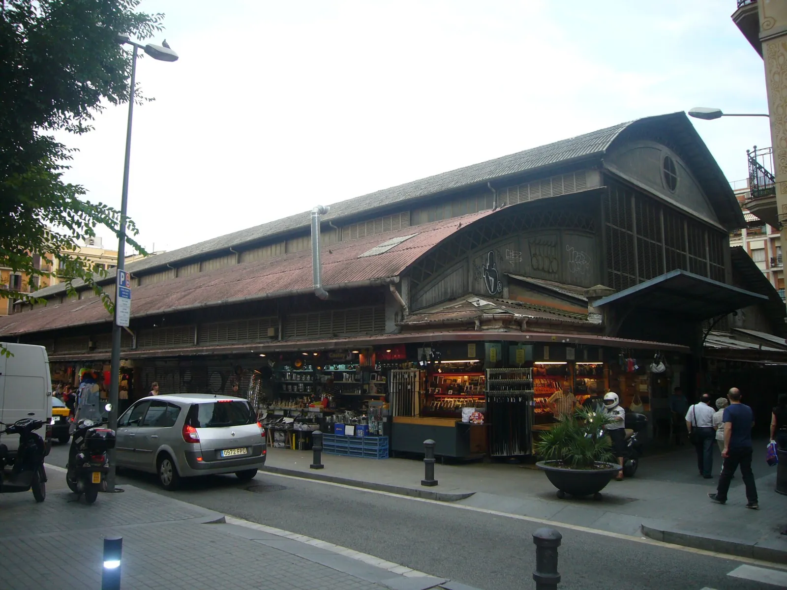 Antiguo edificio del Mercat de l'Abaceria Central, en Gràcia, antes de las obras