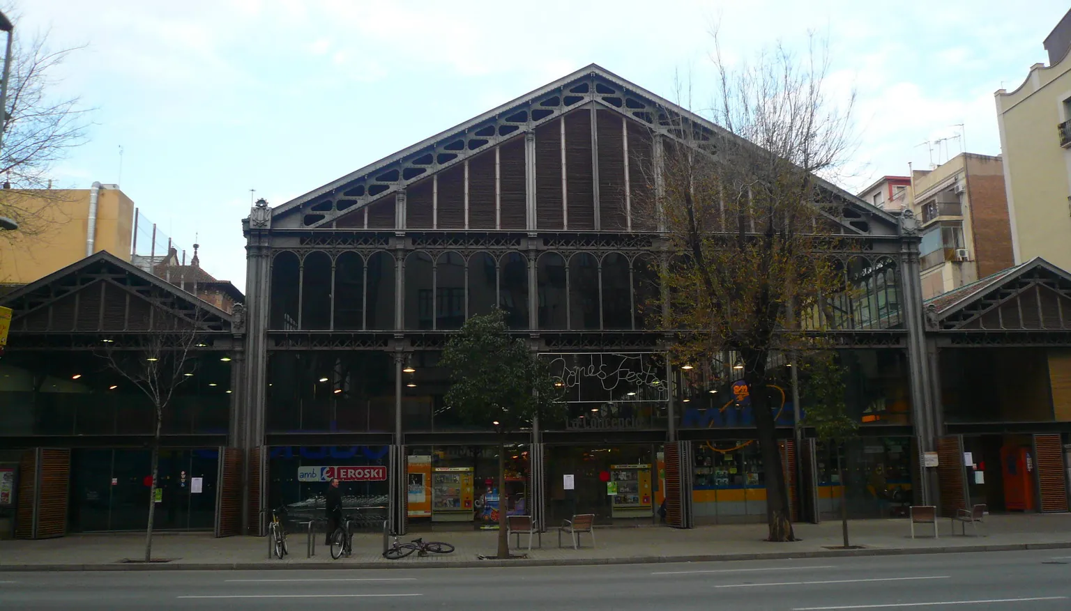 Nave de hierro y vidrio del Mercat de la Concepció