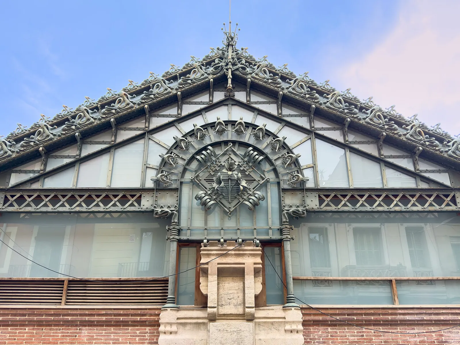 Fachada modernista de hierro del Mercat de la Llibertat, en Gràcia