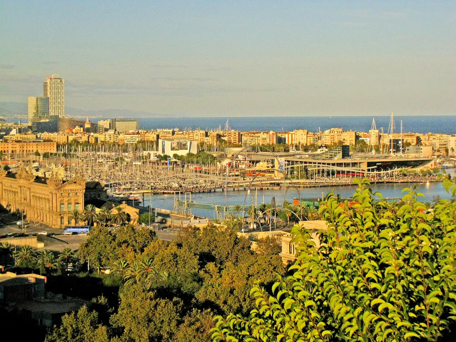 El Port Vell y la Barceloneta desde el Mirador de Miramar