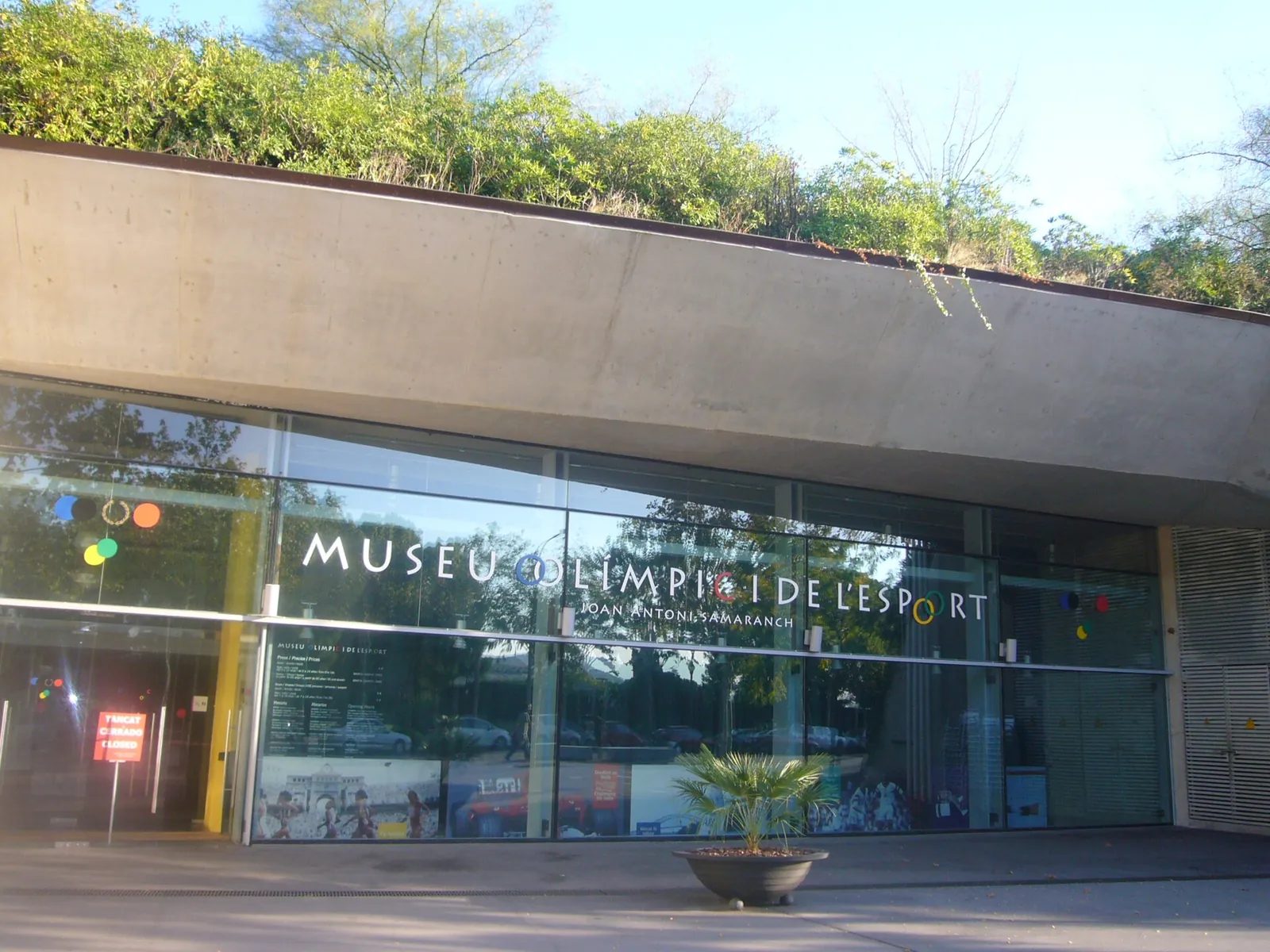 Entrada acristalada del Museu Olímpic i de l'Esport, en Montjuïc