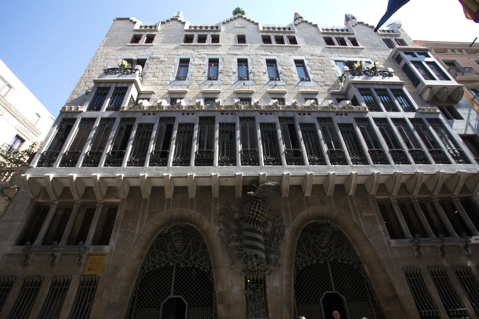 Fachada del Palau Güell de Gaudí en el carrer Nou de la Rambla