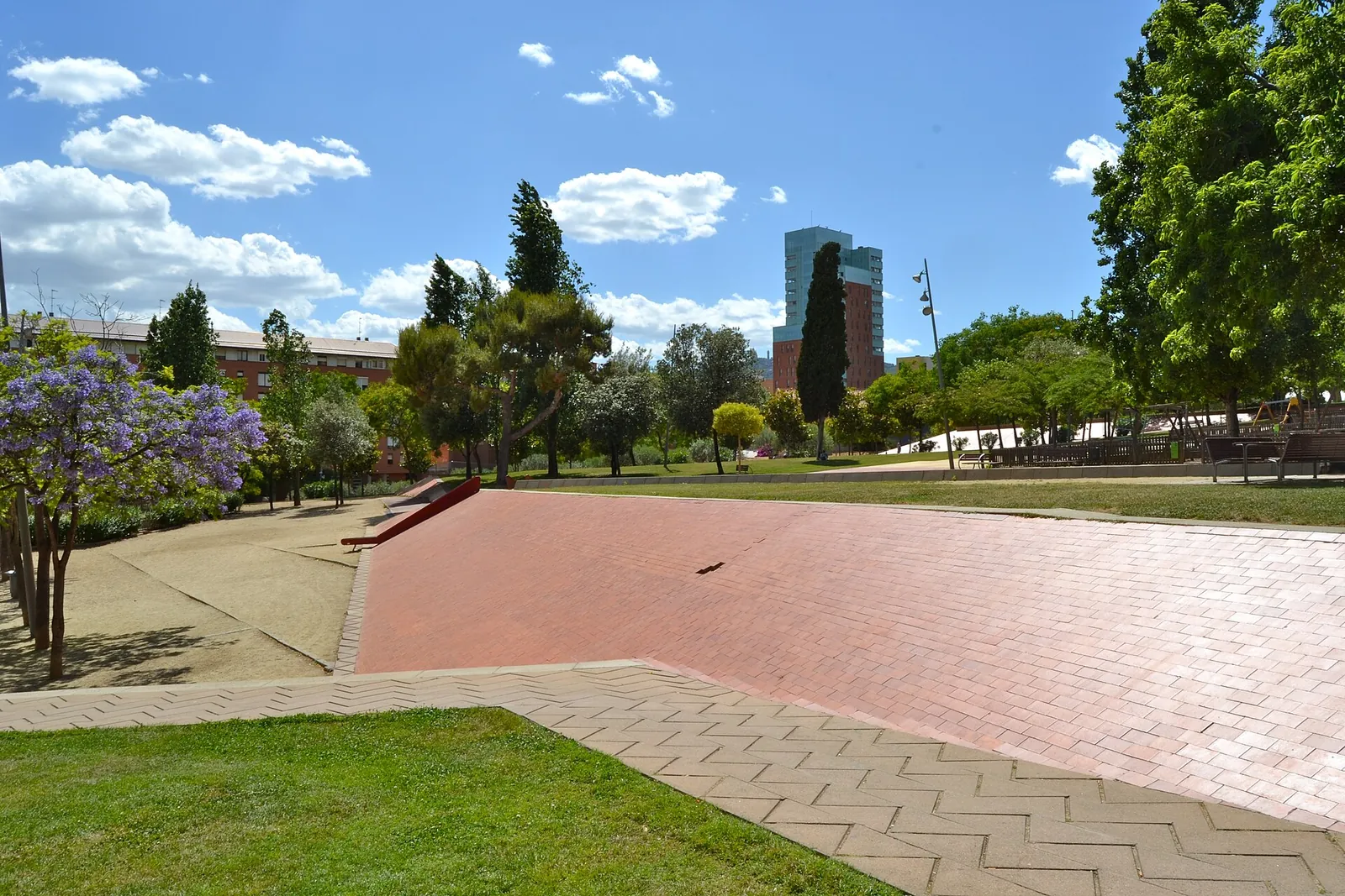 Paseo y árboles del Parc Central de Nou Barris