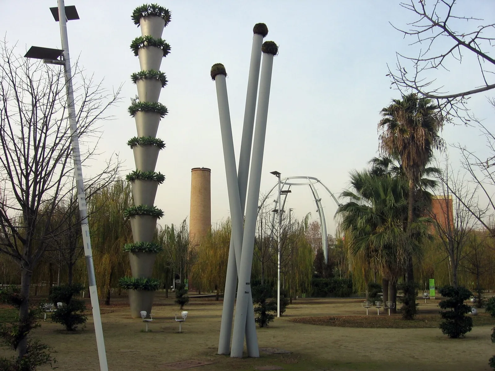 Esculturas verticales del Parc del Centre del Poblenou