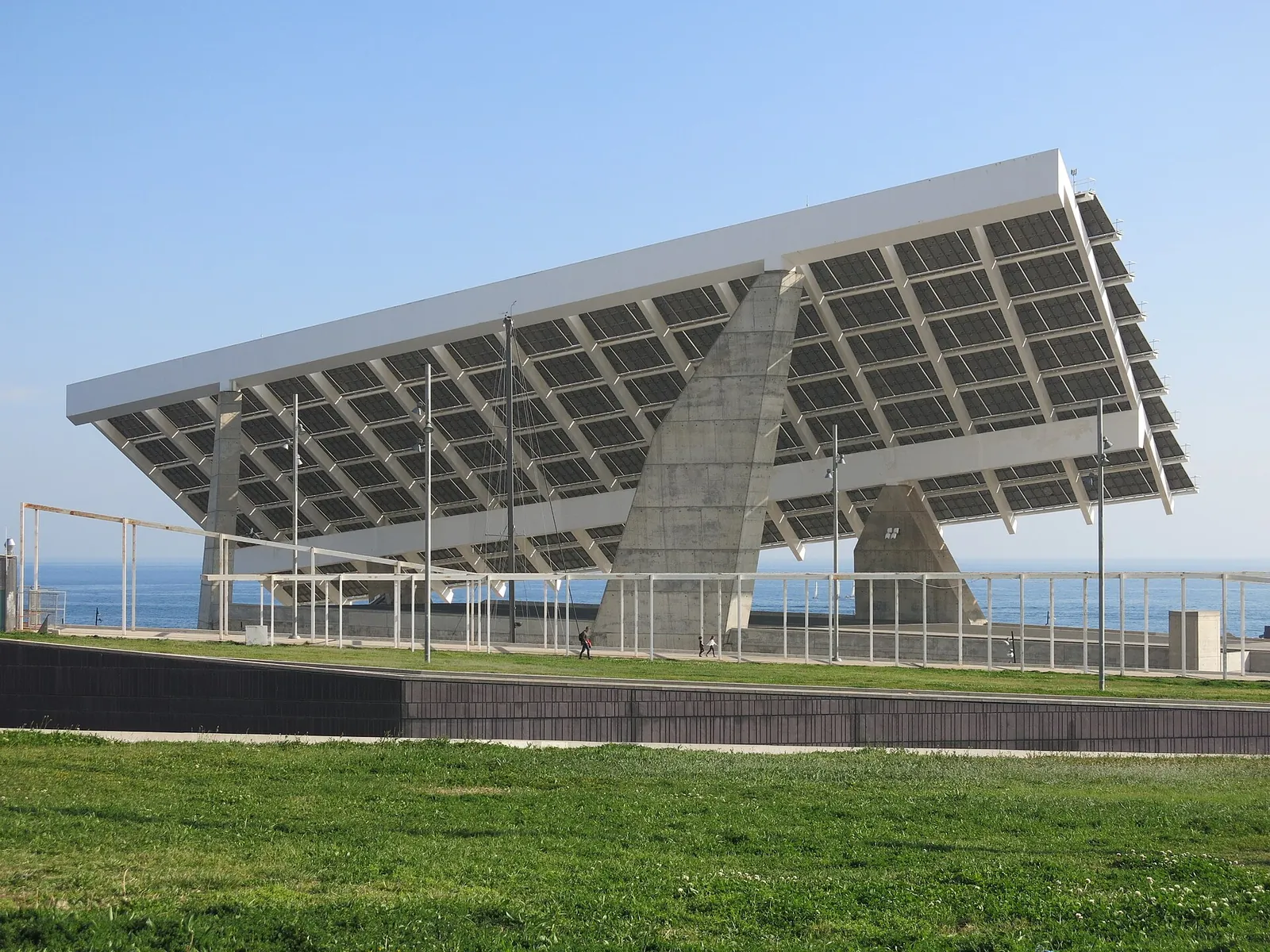 Gran pérgola fotovoltaica del Parc del Fòrum junto al mar