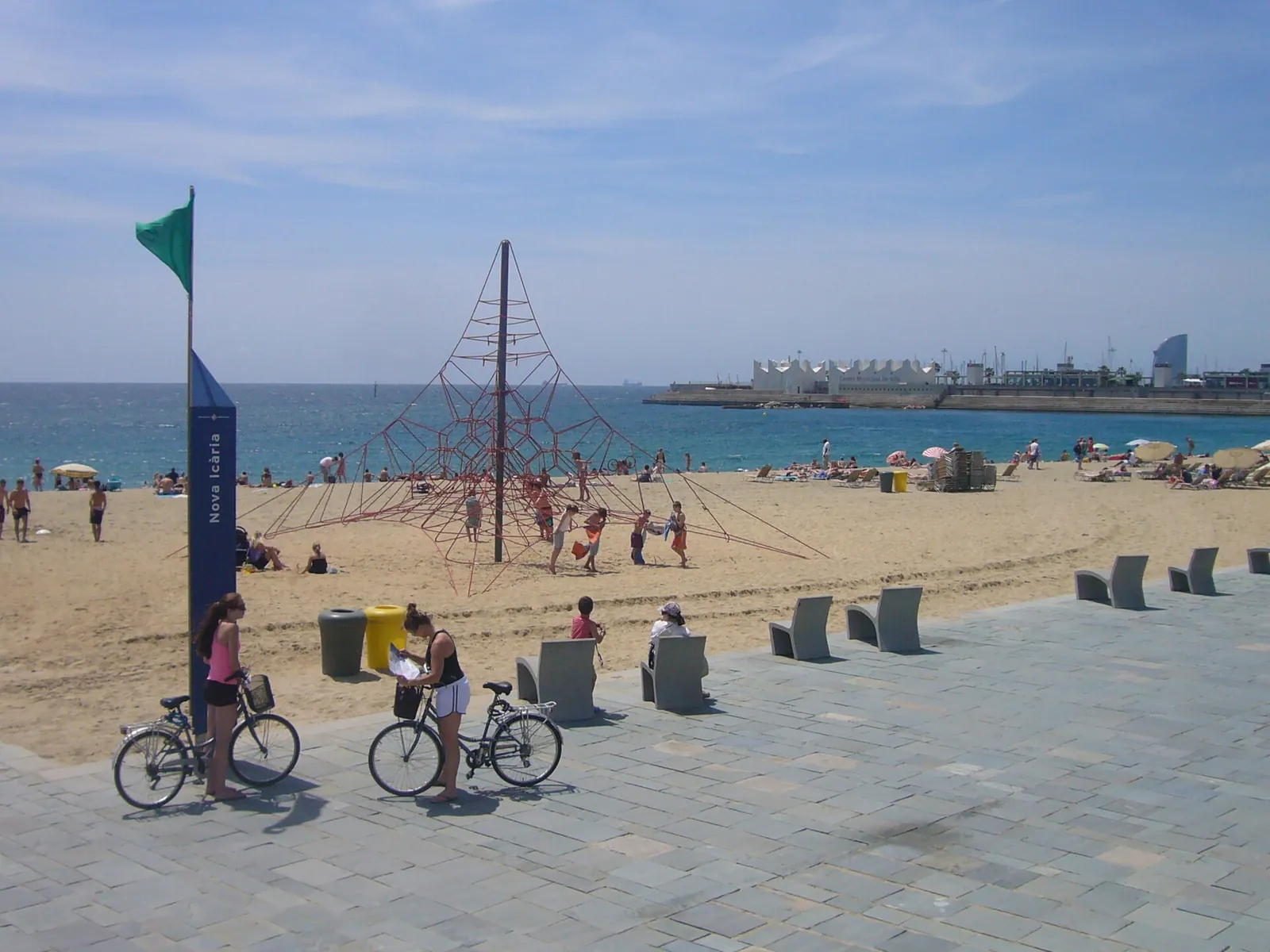 Arena y paseo de la platja de la Nova Icària