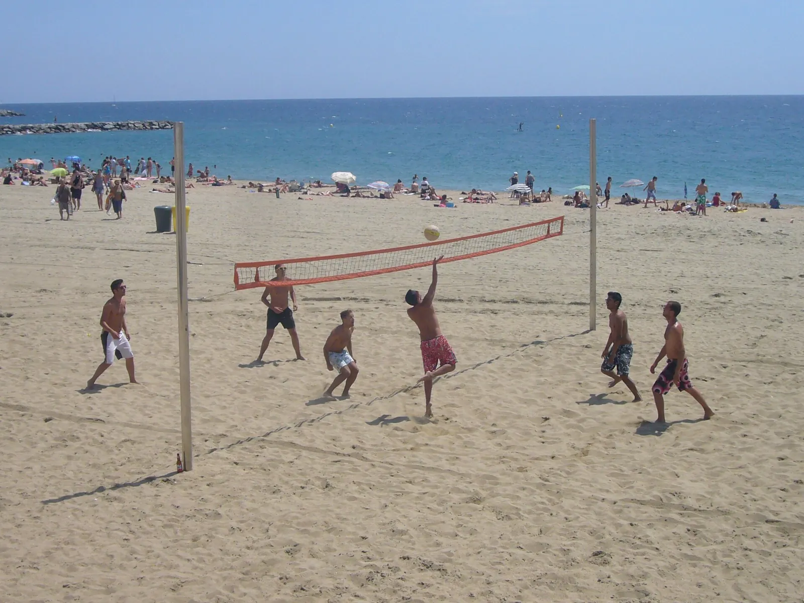 Partido de vóley en la arena de la platja de la Nova Mar Bella