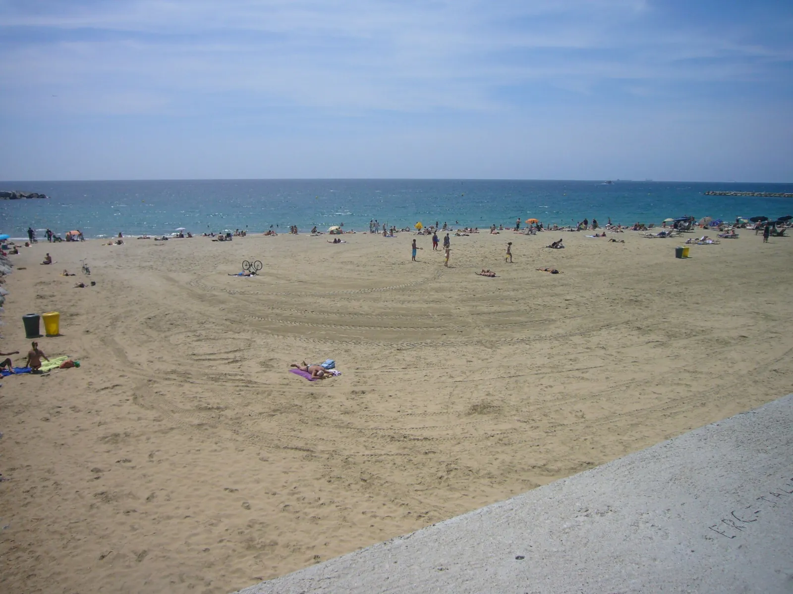 Arena de la platja de Llevant con bañistas