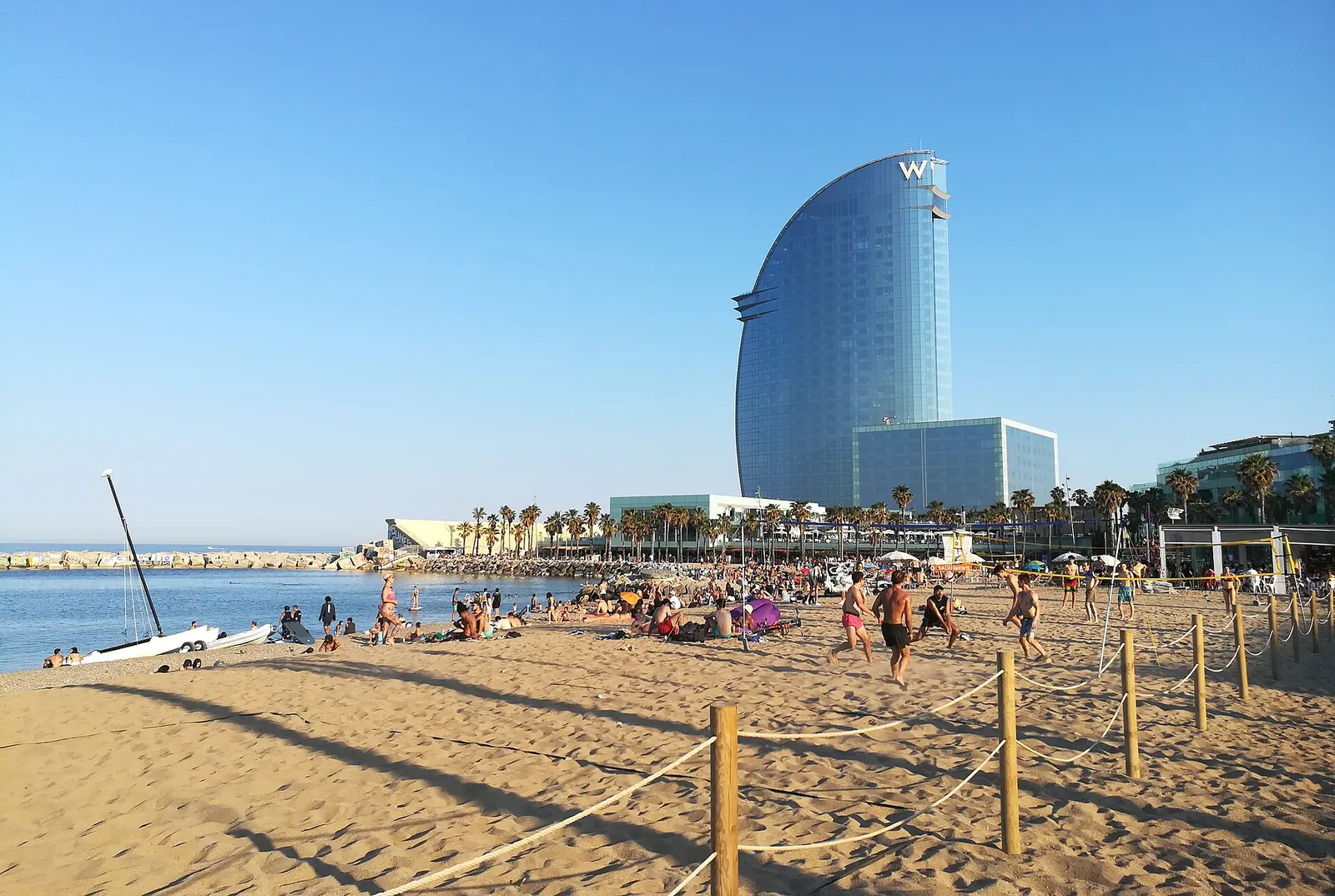 Arena de la platja de Sant Sebastià con el Hotel W al fondo