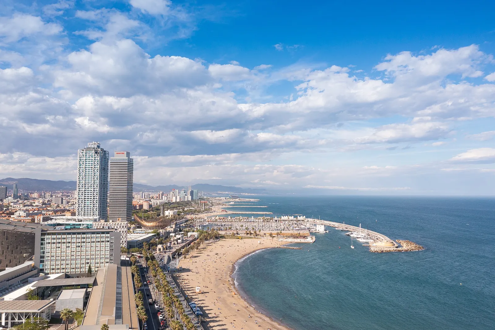 Vista aérea de la platja del Somorrostro y el Port Olímpic