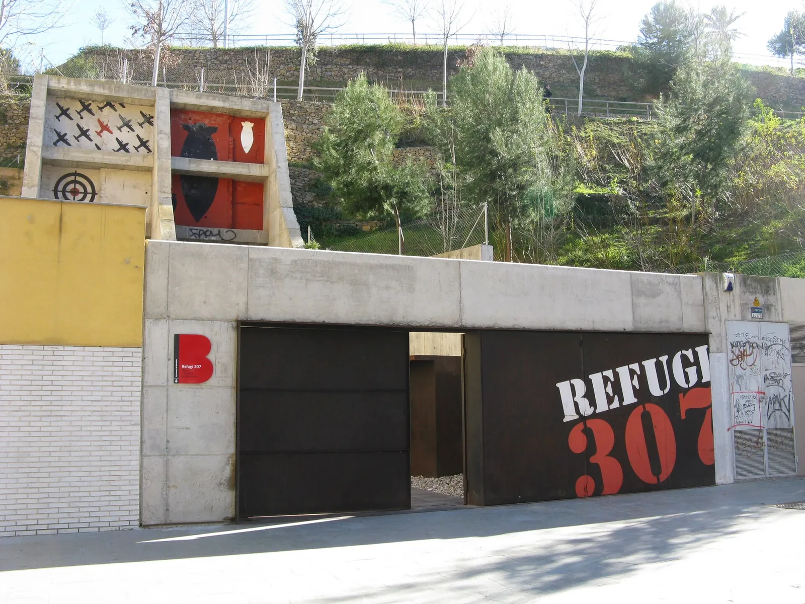 Entrada del Refugi 307 en la ladera de Montjuïc, en el Poble-sec