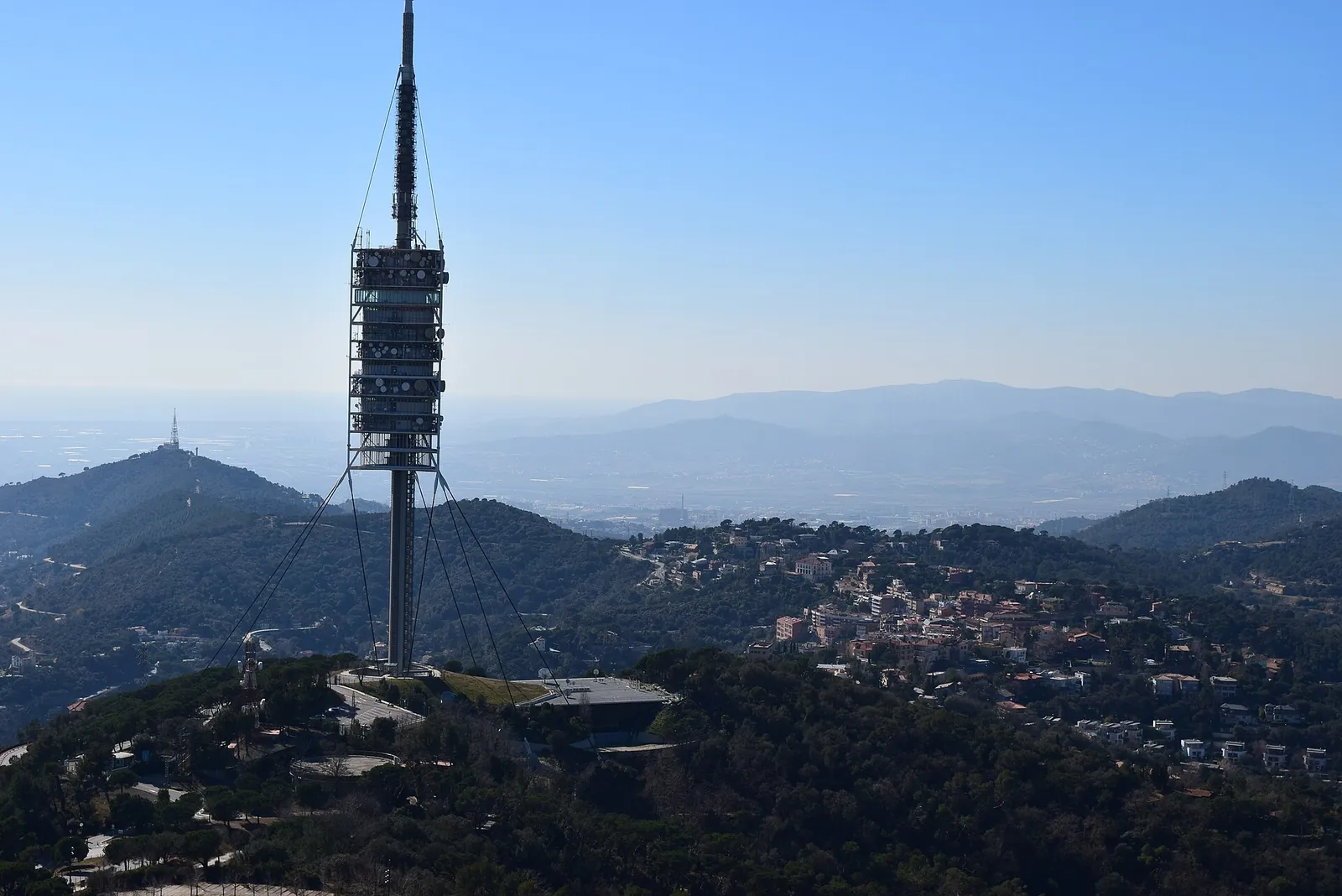 Torre de Collserola sobre la sierra de Collserola