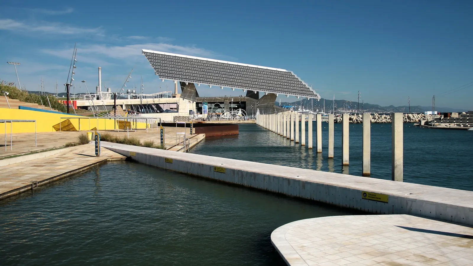 Zona de Banys del Fòrum con la pérgola fotovoltaica al fondo
